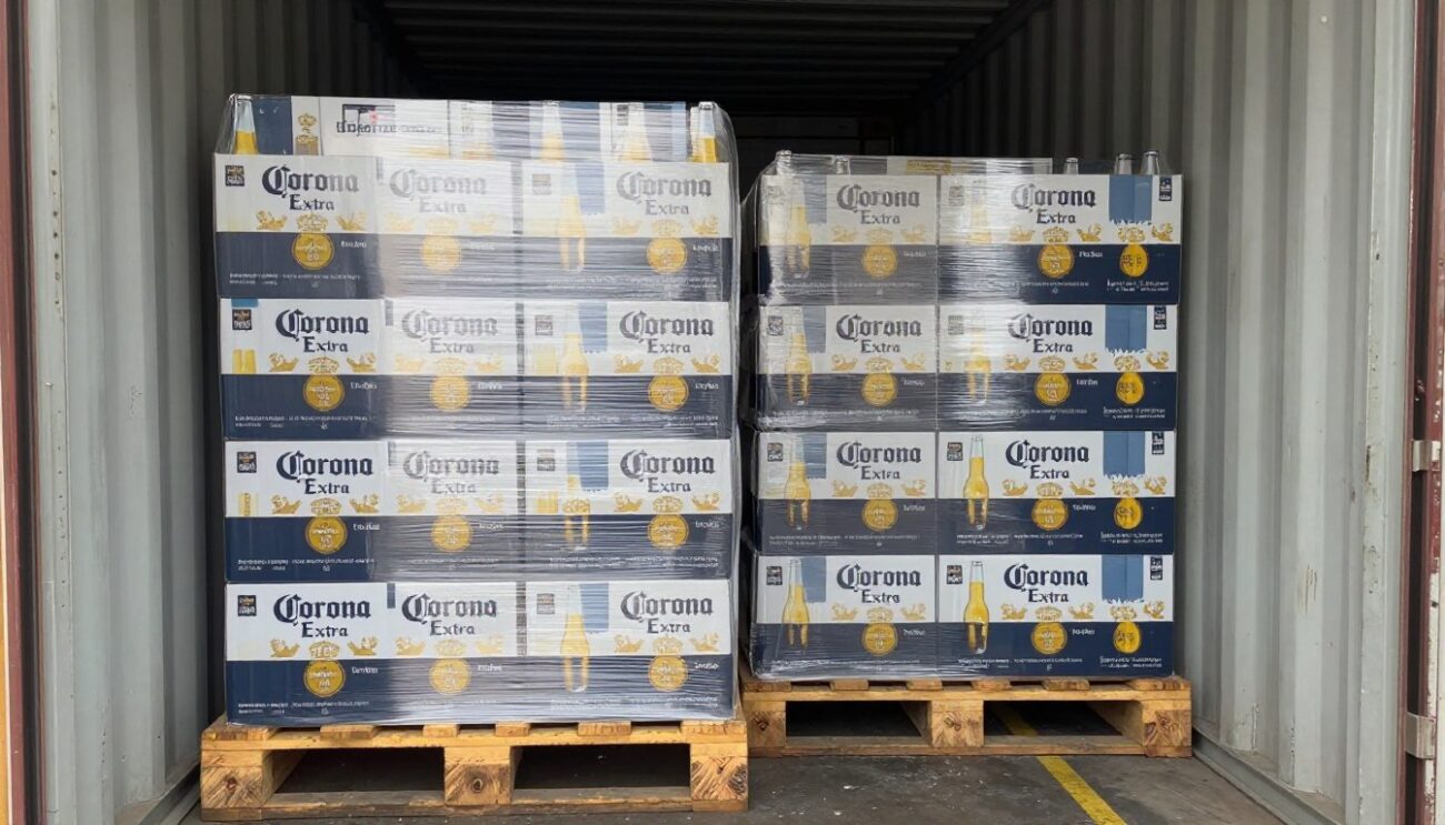 Contenedor siendo cargado con pallets de cerveza Corona Extra para importación a Chile